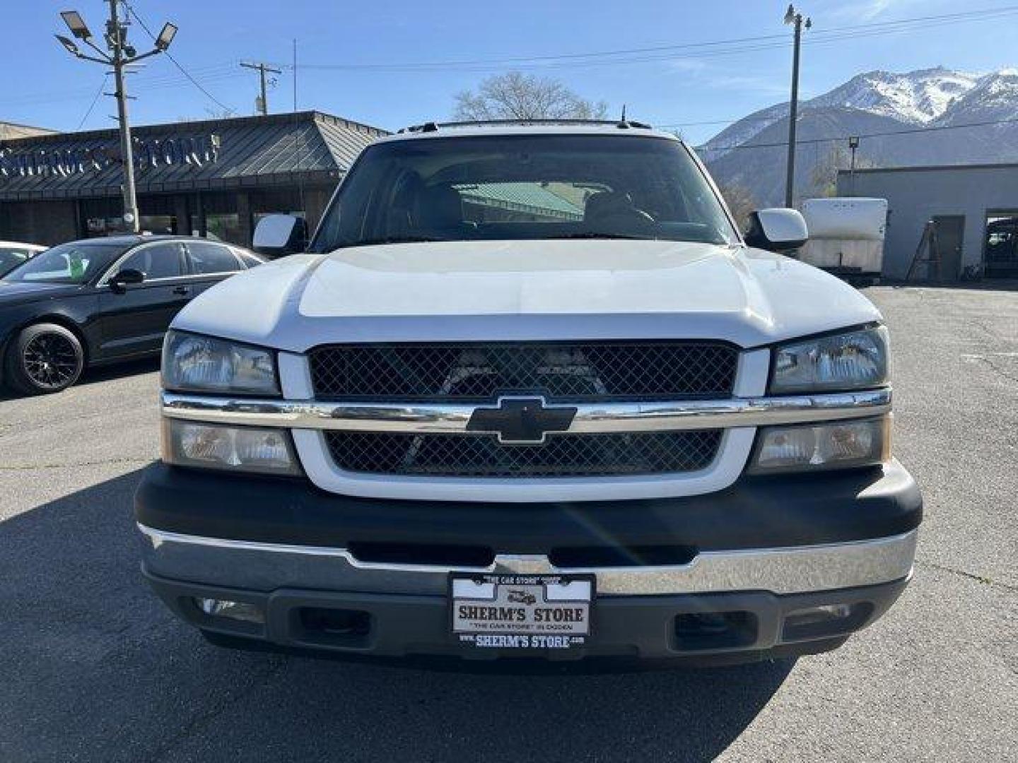 2005 Summit White /Gray/Drk Charcoal Chevrolet Avalanche (3GNEK12Z95G) with an 8 5.3L engine, Automatic transmission, located at 3240 Washington Blvd., Ogden, 84401, (801) 621-7177, 41.204967, -111.969994 - *2005 Chevrolet Avalanche 1500 5dr Crew Cab 130 WB 4WD LT* - Photo#1