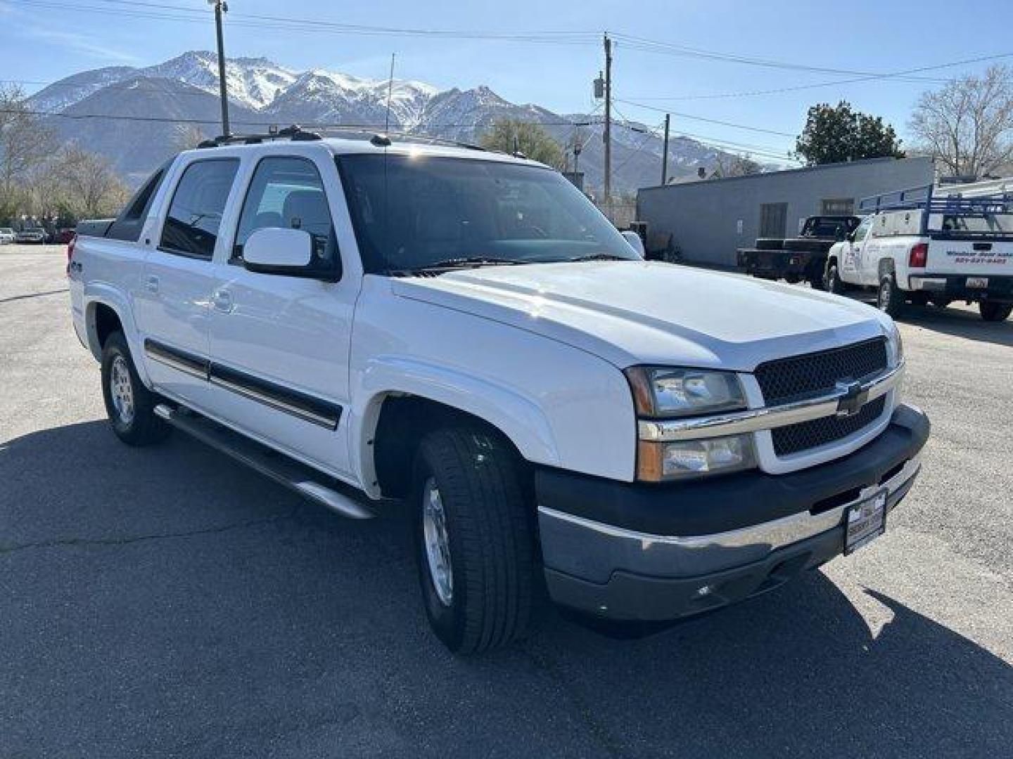 2005 Summit White /Gray/Drk Charcoal Chevrolet Avalanche (3GNEK12Z95G) with an 8 5.3L engine, Automatic transmission, located at 3240 Washington Blvd., Ogden, 84401, (801) 621-7177, 41.204967, -111.969994 - *2005 Chevrolet Avalanche 1500 5dr Crew Cab 130 WB 4WD LT* - Photo#2