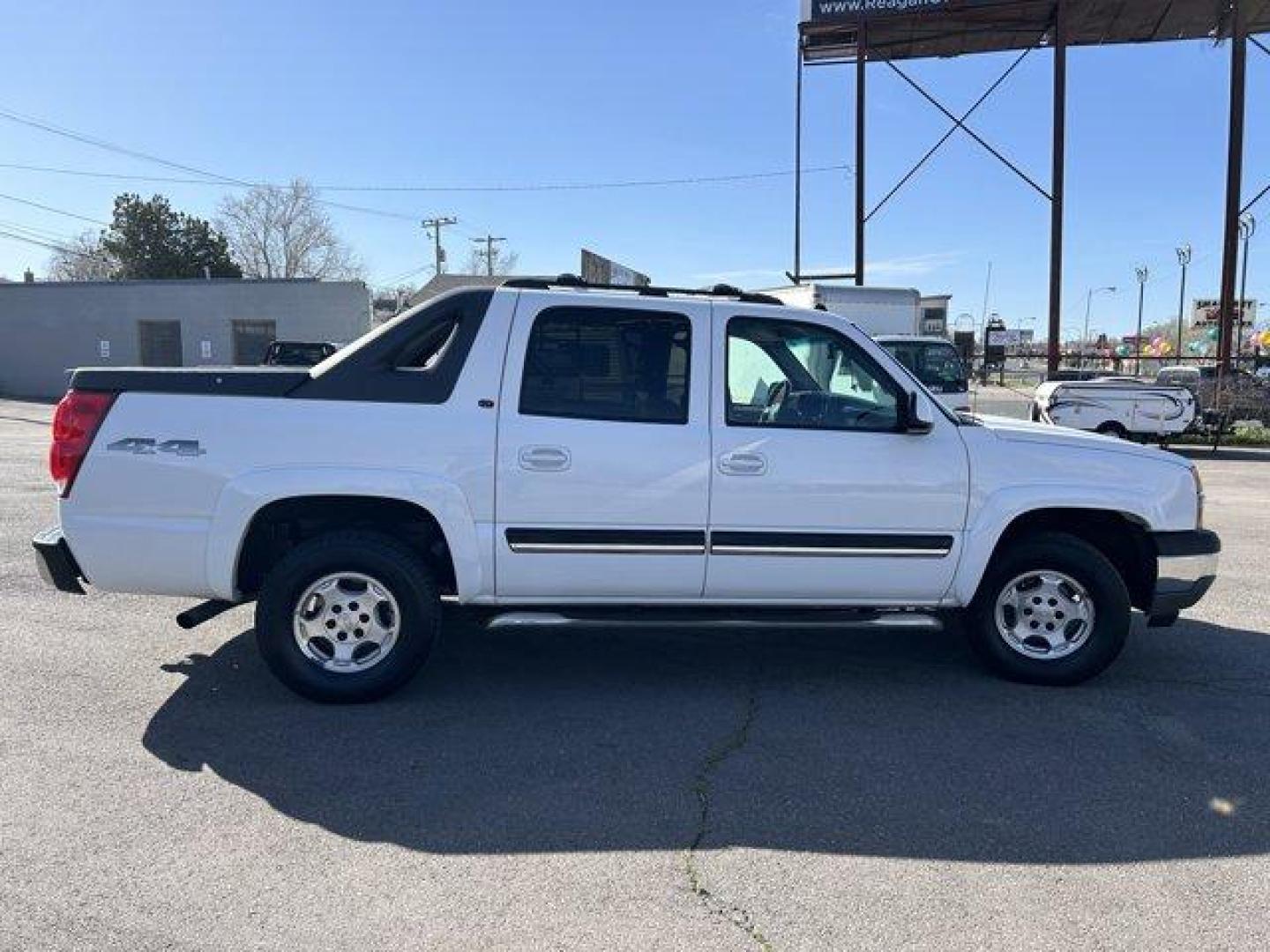 2005 Summit White /Gray/Drk Charcoal Chevrolet Avalanche (3GNEK12Z95G) with an 8 5.3L engine, Automatic transmission, located at 3240 Washington Blvd., Ogden, 84401, (801) 621-7177, 41.204967, -111.969994 - *2005 Chevrolet Avalanche 1500 5dr Crew Cab 130 WB 4WD LT* - Photo#3