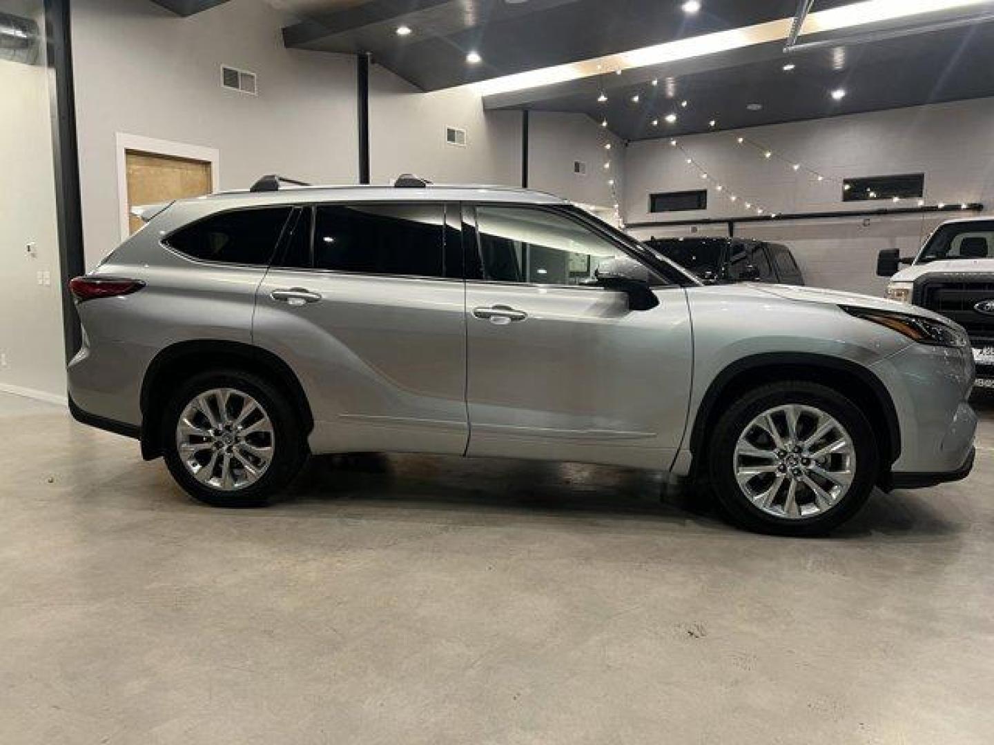 2021 Silver Toyota Highlander (5TDDZRBH0MS) with an 6 3.5 L engine, Automatic transmission, located at 3240 Washington Blvd., Ogden, 84401, (801) 621-7177, 41.204967, -111.969994 - Photo#4