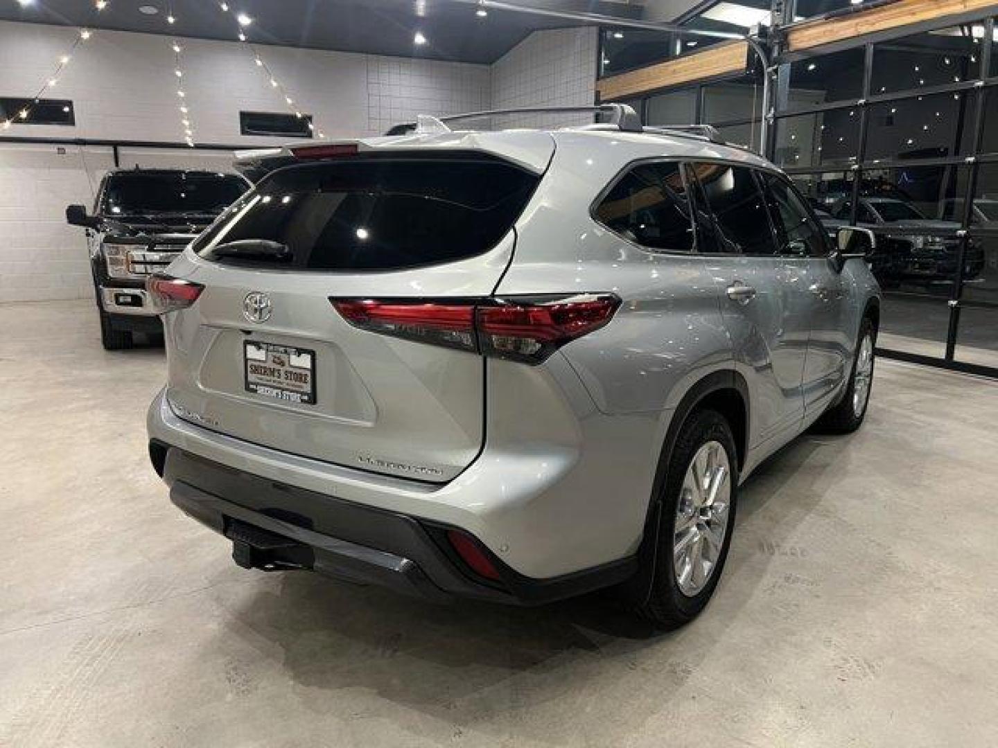 2021 Silver Toyota Highlander (5TDDZRBH0MS) with an 6 3.5 L engine, Automatic transmission, located at 3240 Washington Blvd., Ogden, 84401, (801) 621-7177, 41.204967, -111.969994 - Photo#5