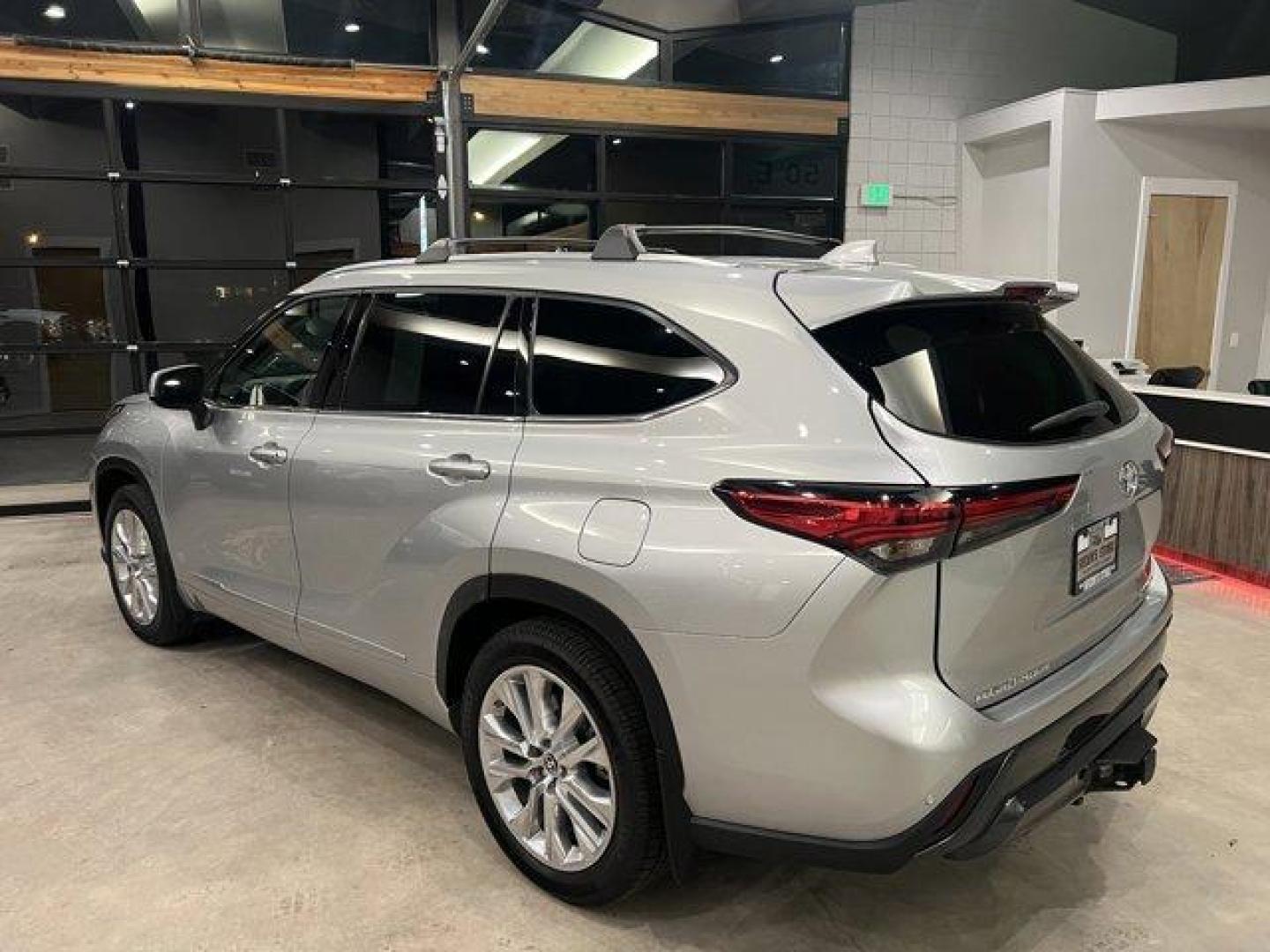 2021 Silver Toyota Highlander (5TDDZRBH0MS) with an 6 3.5 L engine, Automatic transmission, located at 3240 Washington Blvd., Ogden, 84401, (801) 621-7177, 41.204967, -111.969994 - Photo#7